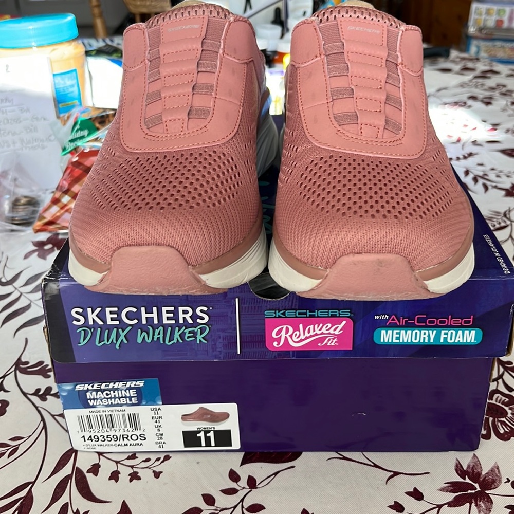 Sketchers d lux walkers. Size 11. Calm aura  color is rose